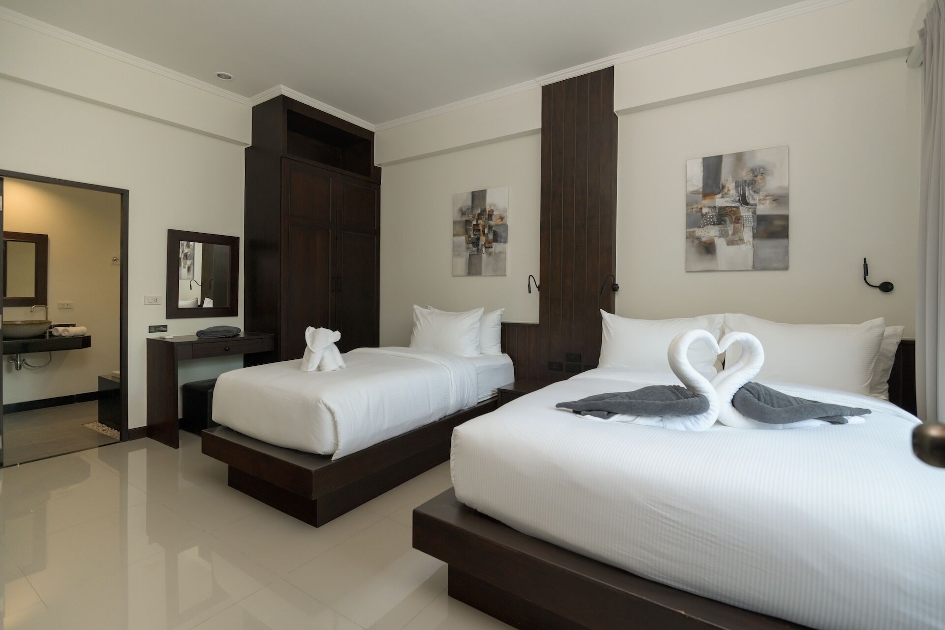 Literie de qualité supérieure, coffres-forts dans les chambres, bureau