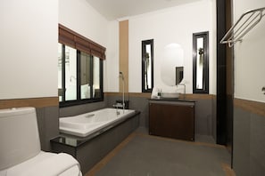 Villa – deluxe, 3 soverom, bassengutsikt | Bad | Toalettartikler (inkludert), hårføner, bidé og håndklær