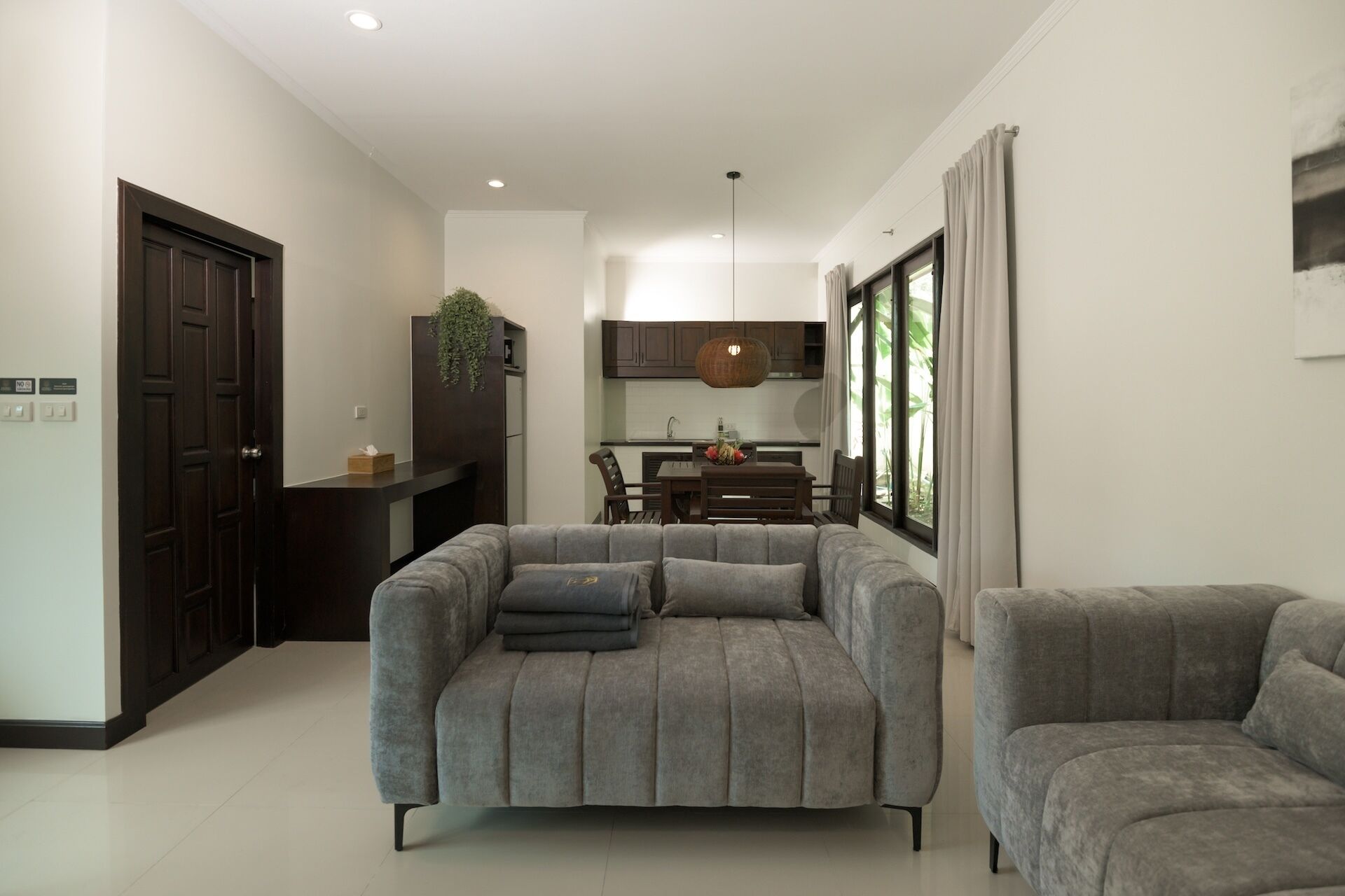 Vila luxo, 3 quartos, vista para a piscina | Área de estar | TV de tela plana 55 polegadas com canais a cabo