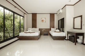 Premium bedding, desk, iron/ironing board, free WiFi