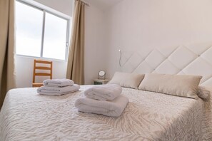 2 chambres, fer et planche à repasser, Wi-Fi, draps fournis
