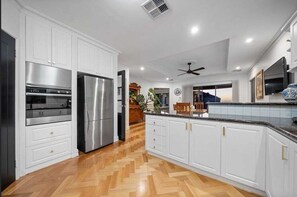 Kühlschrank, Mikrowelle, Ofen, Herdplatte