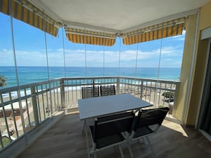 Outdoor dining - Sea front, 1 bedroom apartment, Fuengirola. (Fuengirola)