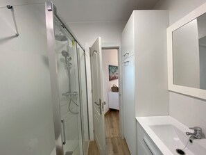 Shower, hair dryer, towels, toilet paper - Sea front, 1 bedroom apartment, Fuengirola. (Fuengirola)
