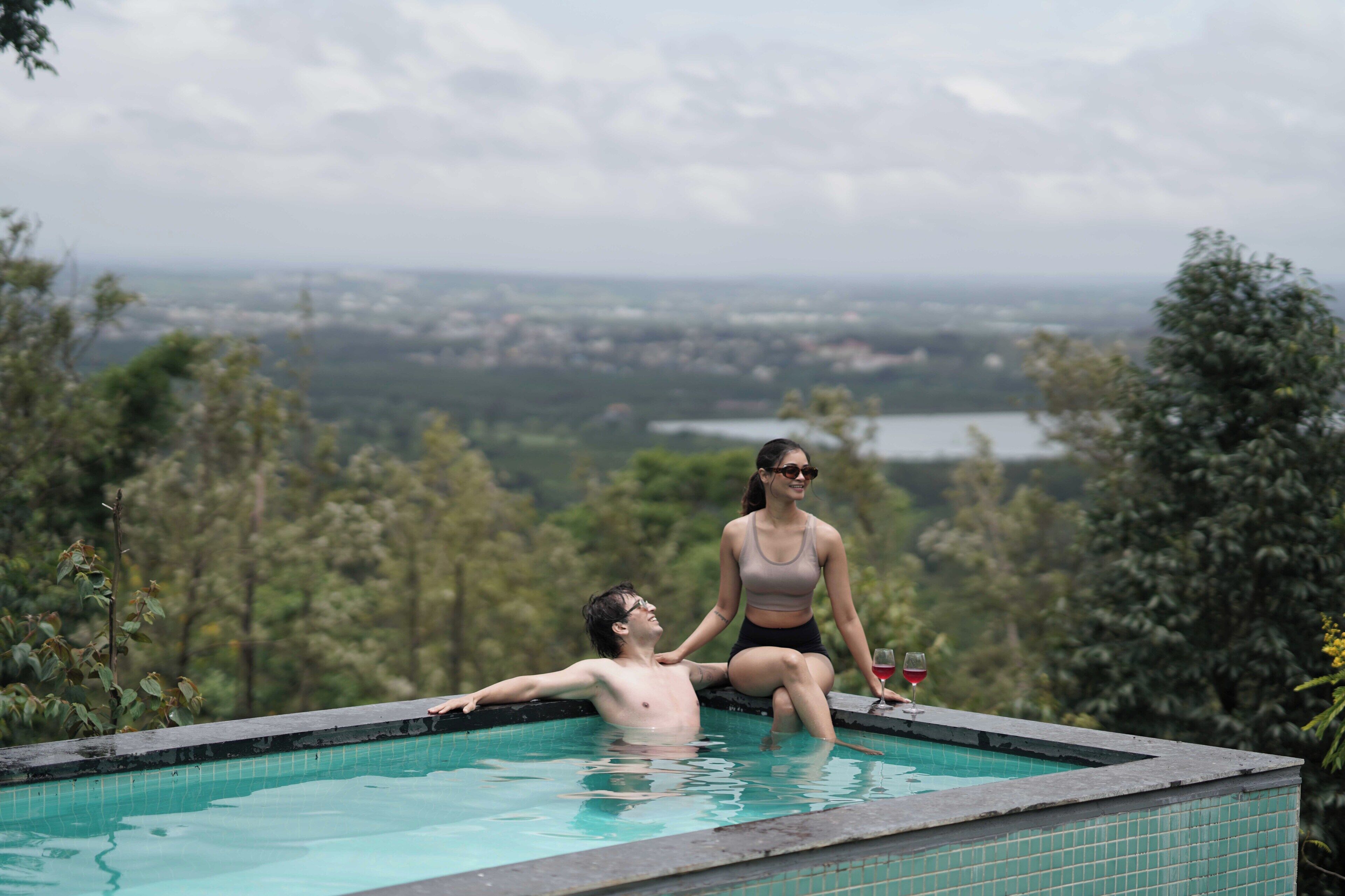 สระว่ายน้ำกลางแจ้ง, เก้าอี้อาบแดดริมสระ