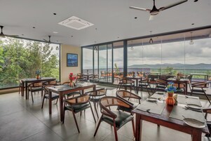 Se sirven desayunos y almuerzos; cocina india; con vista al jardín