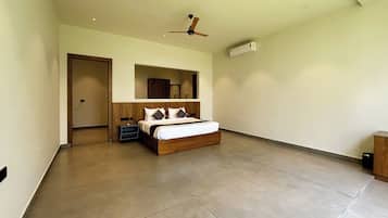 Luxury Room, Garden View | Desk, laptop workspace, free WiFi