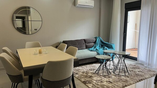 Room, 1 Bedroom, Smoking, Balcony | Dining room