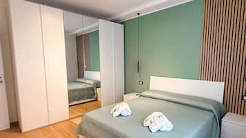 3 slaapkamers, een bureau, een strijkplank/strijkijzer, reisbedje