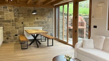 Een smart-tv en een open haard