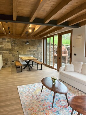 Smart TV, fireplace