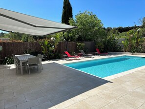 Outdoor pool, a heated pool - Beachfront villa with pool (Le Pradet)