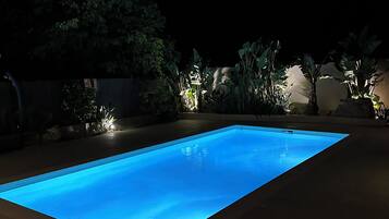 Een buitenzwembad en een verwarmd zwembad