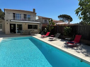 Outdoor pool, a heated pool - Beachfront villa with pool (Le Pradet)