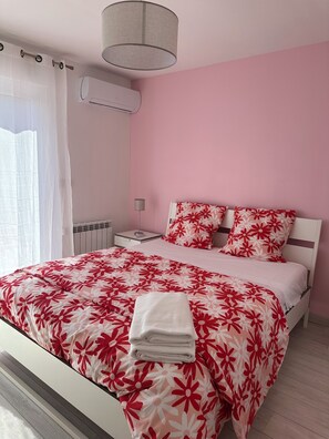 3 bedrooms, iron/ironing board, travel crib, free WiFi - Beachfront villa with pool (Le Pradet)