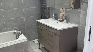 SĂšche-cheveux, serviettes fournies, savon, shampoing