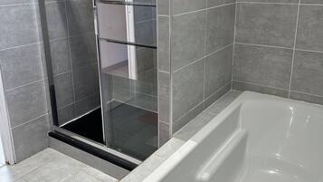 SĂšche-cheveux, serviettes fournies, savon, shampoing