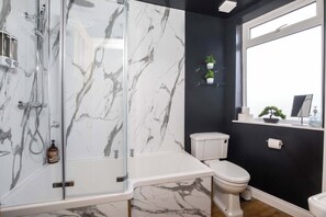 シャワー、ヘアドライヤー、タオル