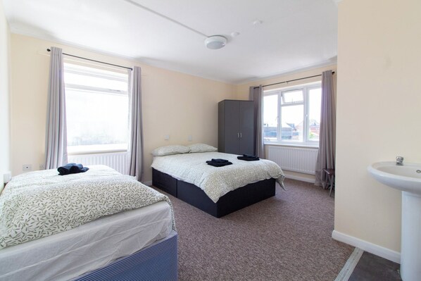 Twin Room | Free WiFi - Brookvale Guest House Room 12 (Southampton)
