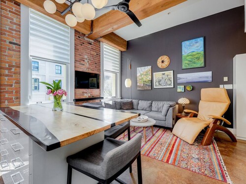 Old Town Retreat-your artful escape in Victoria's historic Old Town by Victoria Prime!