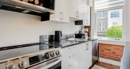 Old Town Retreat-your artful escape in Victoria's historic Old Town by Victoria Prime!