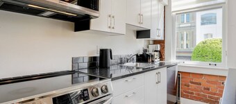 Old Town Retreat-your artful escape in Victoria's historic Old Town by Victoria Prime!