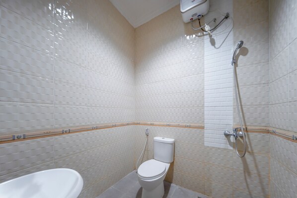 Un baño con inodoro, ducha y bañera.
