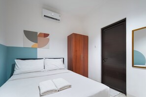 Kamar Deluks | Meja kerja, ruang kerja ramah laptop, Wi-Fi gratis, dan seprai linen