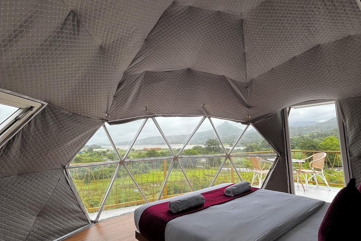 Minibar, free WiFi, bed sheets