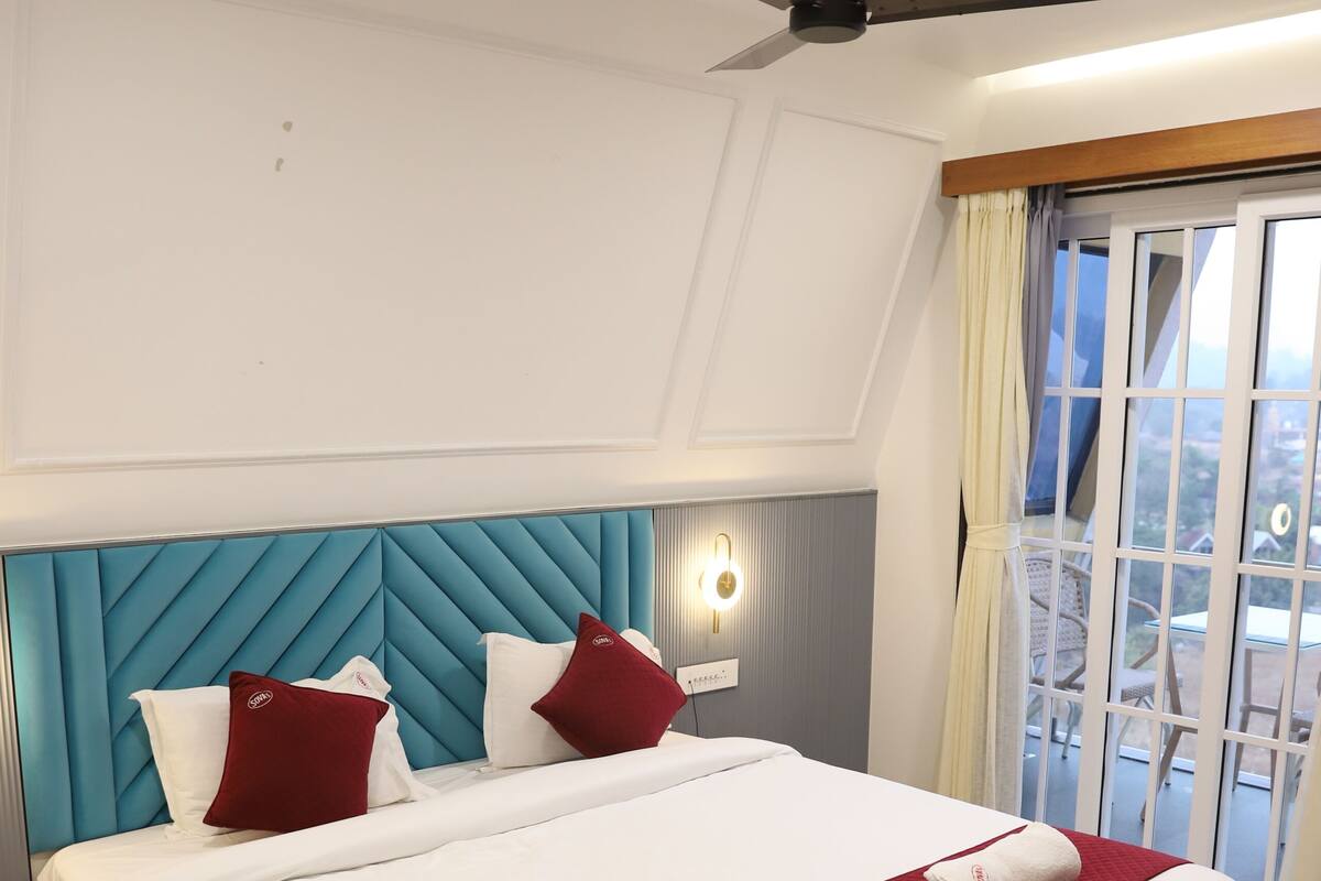 Standard Room, Balcony, Lake View | Frette Italian sheets, premium bedding, down comforters