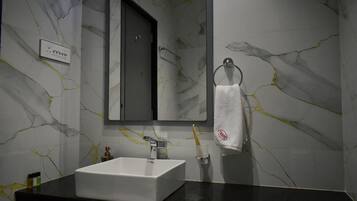 Habitación clásica doble | Baño | Ducha, artículos de higiene personal gratuitos, toallas y champú