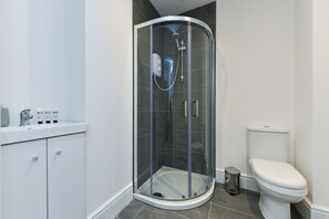 Apartment | Bathroom | Shower, free toiletries, hair dryer, towels - Dovecote Lane Suites (Beeston)