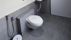 Ein Badezimmer mit Toilette, Waschbecken und Dusche.
