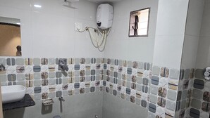 Ein Badezimmer mit Waschbecken, Toilette und Duschbereich.