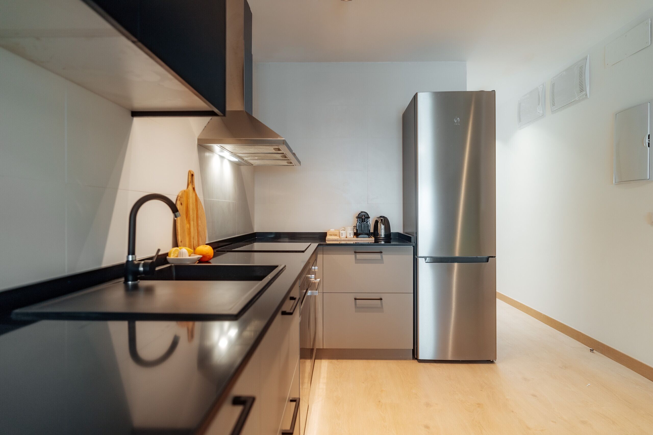 Apartamento, vistas a la ciudad | Cocina privada | Frigorífico, microondas, horno y placa de cocina