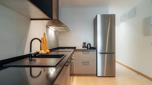 Apartamento, vistas a la ciudad | Cocina privada | Cafetera o tetera, frigorífico, microondas y horno