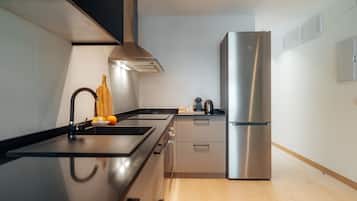 Apartamento, vistas a la ciudad | Cocina privada | Frigorífico, microondas, horno y placa de cocina