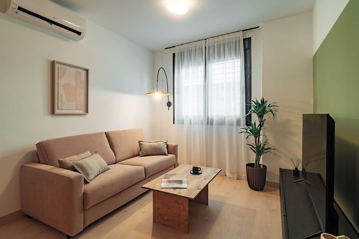 Lejlighed | Opholdsområde | 50-centimeters fladskærms-tv med kabelkanaler