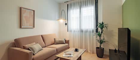 Apartment | Living area | 50-cm flat-screen TV with cable channels