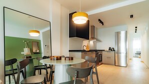 Apartamento, vistas a la ciudad | Zona de estar | Televisión de pantalla plana de 50 cm con canales por cable