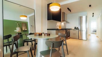 Apartamento, vista para a cidade | Área de estar | TV de tela plana 50 cm com canais a cabo
