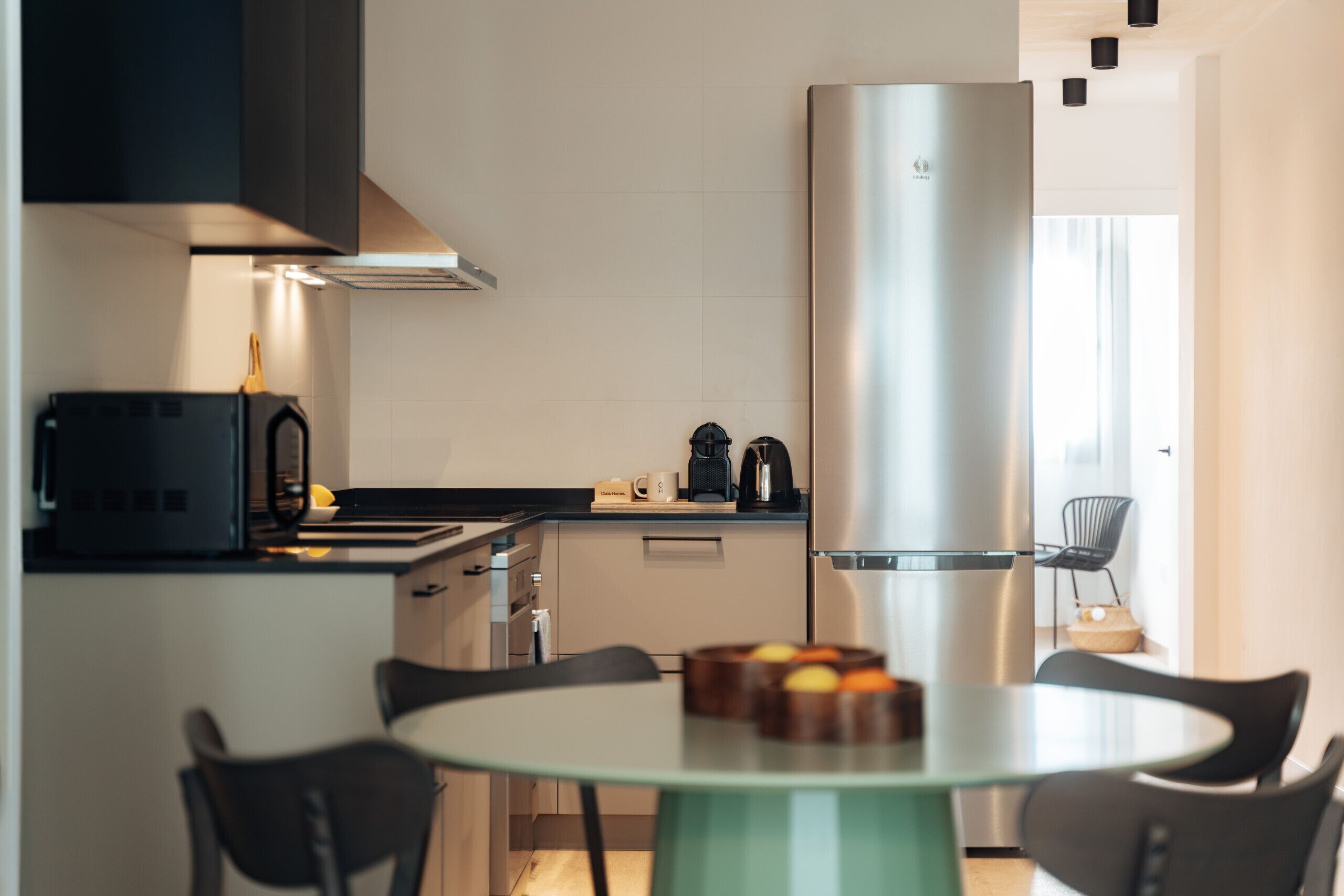 Apartamento, vista para a cidade | Cozinha privada | Geladeira, micro-ondas, fogão, cooktop