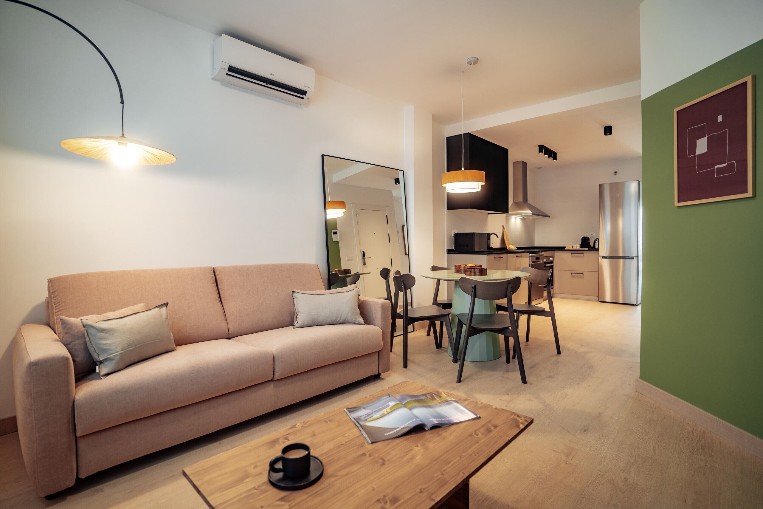 Apartamento, 1 quarto | Área de estar | TV de tela plana 50 cm com canais a cabo