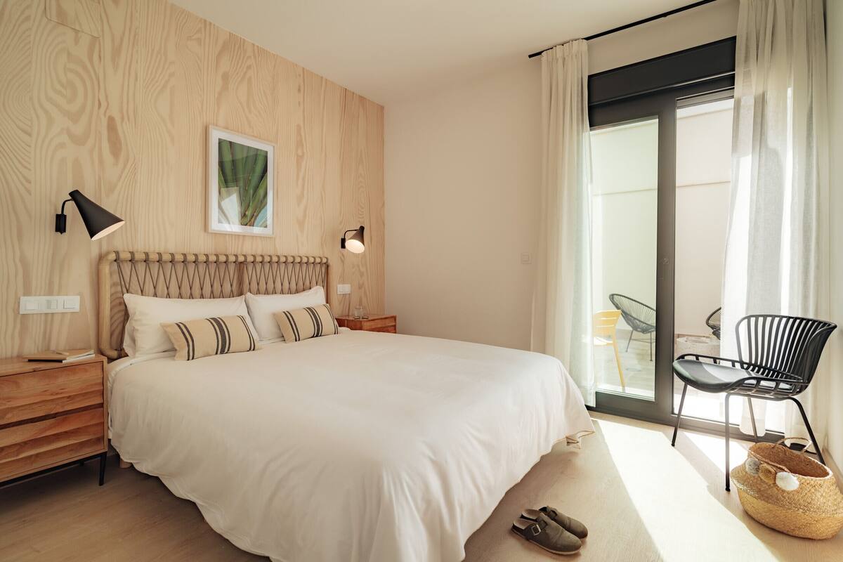 Cuna de viaje, wifi gratis y ropa de cama 
