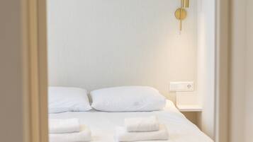 2 bedrooms, desk, laptop workspace, free WiFi