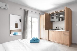 Placa de cocina, utensilios de cocina y congelador
