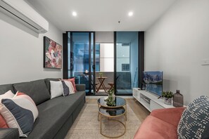 TV - Comfortable CBD Family Base | 3BR, 2 Bath (Melbourne)