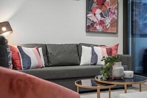 TV - Comfortable CBD Family Base | 3BR, 2 Bath (Melbourne)