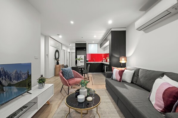 TV - Comfortable CBD Family Base | 3BR, 2 Bath (Melbourne)