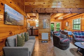 Fernseher, Kamin, Bücher